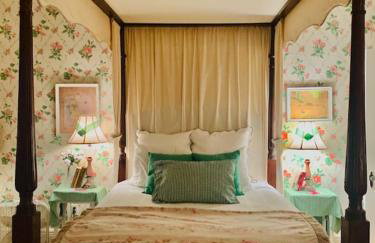 4BR 3 BA HUGE, Balcony, Cemetery, Streetcar sleeps 8! - Photo 4