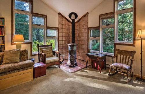 Enchanting Escape with Hot Tub, Decks and Views! - Foto 9