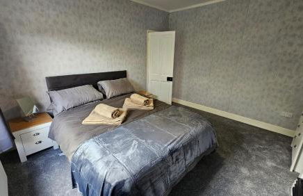 Entire Charming Three Bedroom Seaside House With Garden - Close to Town & Beach, Ideal for Groups, Families - Foto 9