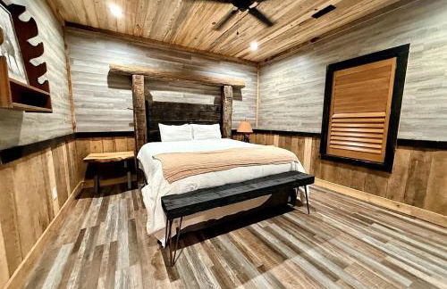 Cozy Wood-Interior Lodge with Screened Patio, Fire-Pit Table, Grill & Fast WiFi in Goreville, Illinois - Photo 9