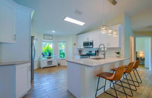 New Resort Style Oasis ~ LED Pool & Game Room - Foto 25