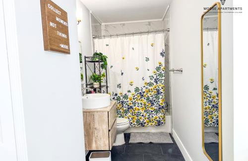 The Moose #12 - Brand New Modern Luxe Loft with Free Parking, King Bed & Fast WiFi - Foto 11