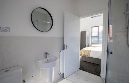 Luxury Deluxe - 4 bedrooms Villa - 6 beds - 10 Guests - Private Parking - Contractors Welcome - Trafford Stretford - Foto 20