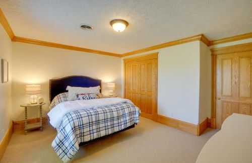 Spacious McArthur Home Private Hot Tub and Pond! - Photo 21