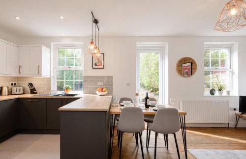 New Long Stays-4Bed-2Bath-Parking-By FabAccommodation - Foto 16