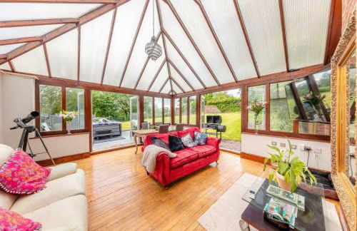 Luxury Country Escape with Hot Tub perfect for Friends and Families - Photo 4