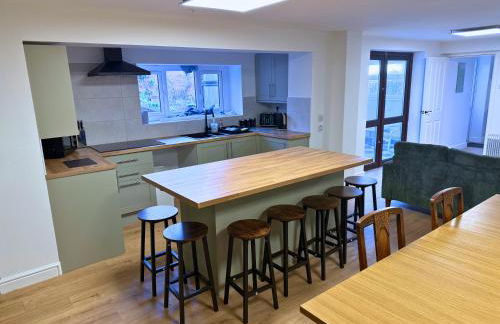 New 4 Bed House Sleeps up to 8 People - Foto 29