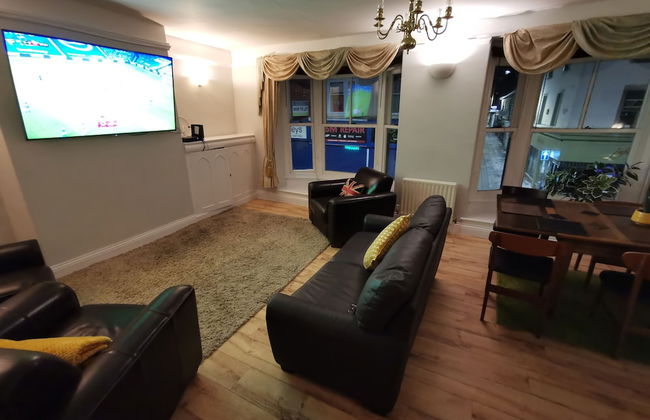 House - Sleeps up to 14 & Parking Available - Foto 11