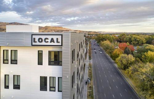 Boho-Luxe Studio - Pink Accents & Mountain Calm - Foto 31