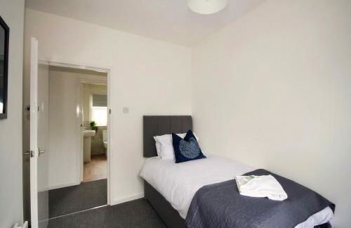 #33 Beautiful 2 bed apt Tamworth Private Parking - Photo 17
