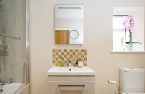 " Orchard Croft Lodge ", New Property, DOG FRIENDLY, Ideal for all Goodwood Events, 5 Minutes from Southend Barns, 9 Minutes From Sandy West Wittering Beach, 2 Bathrooms, Can Sleep 8 On Request, ' Starlink ' Wi-Fi & Sky Sports, Zip & Link Super-King beds - Foto 12