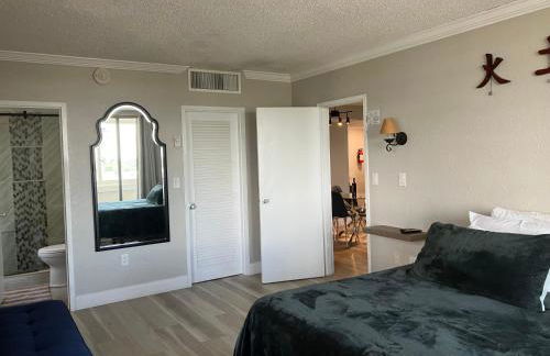 Oceanview on SAND located in Ocean Manor Resort Fort Lauderdale Beach 2 bed 2 bath spacious corner unit partial ocean view - Foto 24