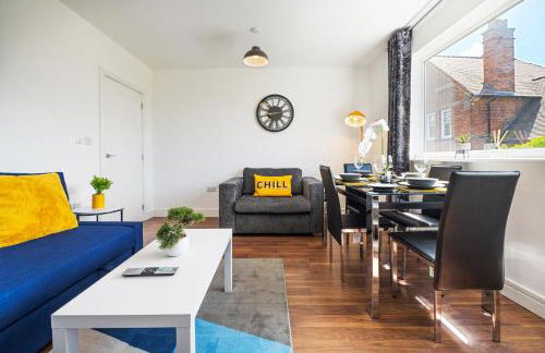 Spacious and Bright 2 Bedroom Apartment, Sleeps 6, 1st Floor with Free Parking, Business and Leisure by Jesswood Properties - Photo 4