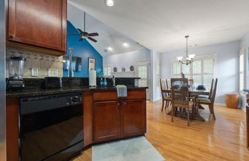 Relaxing 3BR Duplex Home w/ Pool & Patio - Foto 16