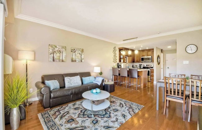 Southern Exposure w/ Private Balcony - Foto 9