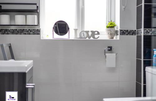 Greenwood by Alt-Stay - 4 Bed 2 Bath Home - Parking, WiFi & Smart TV In All Bedrooms - Contractors & Relocations - Weekly & Monthly Rates - Foto 11