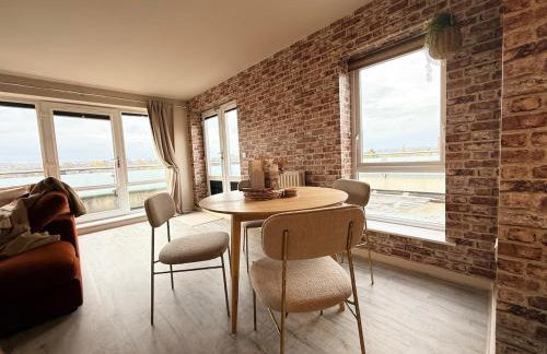 Luxury 2bed Sleeps 4 Flat Nr White Rose w Free Parking, Desks and Fast WiFi - Foto 5