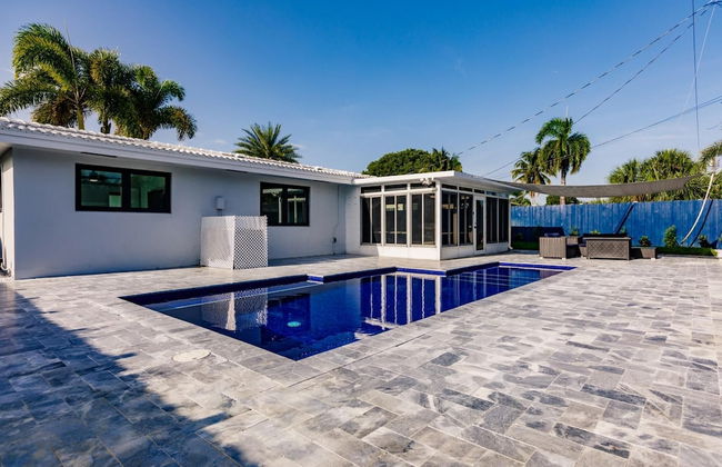 Modern Spacious Home With Pool Jacuzzi - Photo 36