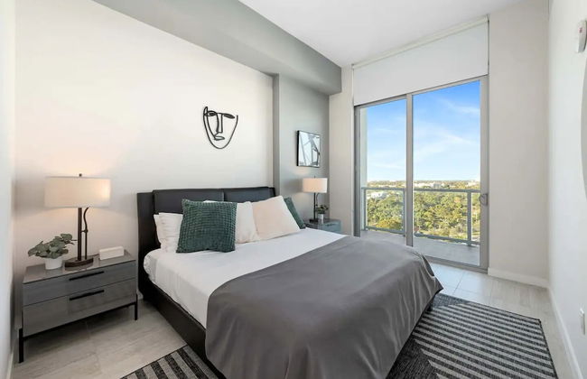 Modern Condo in Design District - Photo 10