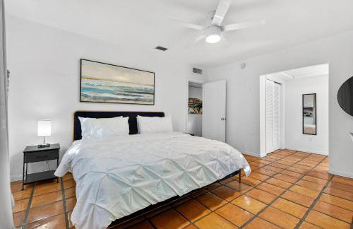 Sunny 2-Bedroom Miami Retreat with a Bright, Spacious Living Area & Relaxing Outdoor Seating - Foto 14