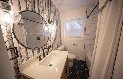 Centrally Located Cozy Modern Home in Bethel - Foto 39