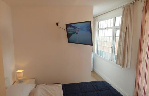 Self Contained, Double Bed Studio, private kitchen, private Bath, Walking distance to Harry Potter - Foto 25