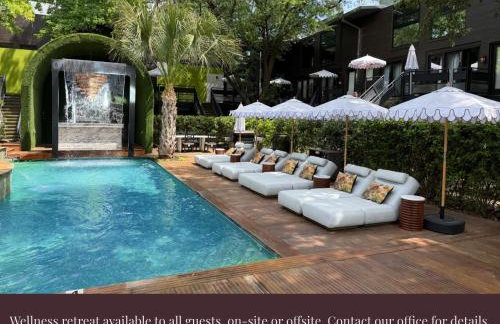 Contemporary Dallas 2BR Condo Patio & Pool - Photo 2