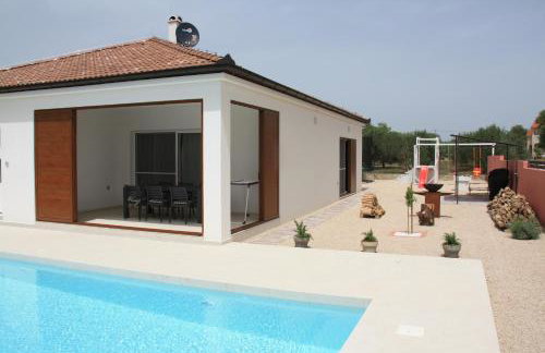 MEL'S HOUSE - Photo 1