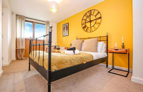 Beautiful City Centre Apartment with Free Parking, Fast-Wifi, SmartTV with Netflix and Private Garden by Yoko Property - Foto 11