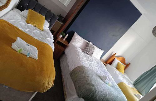 Apt - Sleeps 10 - Parking - Ideal for Contractors - Photo 4