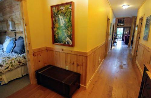 Water's Edge, Covered Porch, Deep Creek as your Backyard Haven, Hot Tub, Pool Table, Fire Pit, Close to Town & Entrance to National Park - Foto 31