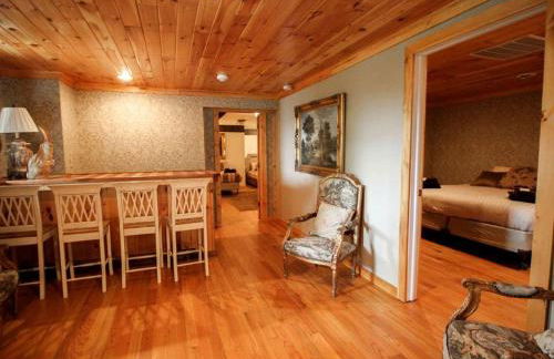 Spacious Villa Rental with a Pool for a Large Group near Catskill Mountains, New York - Photo 5