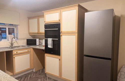 Ivy House - 3-Bed, Sleeps 4, Parking, WiFi, Contractors - Foto 6