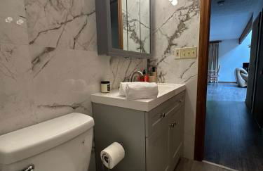 Pocono Hideout Family Home with Hot Tub Deck Sunroom Pool Big Bass Lake Larsen Lake Gouldsboro Clifton Township - Foto 40