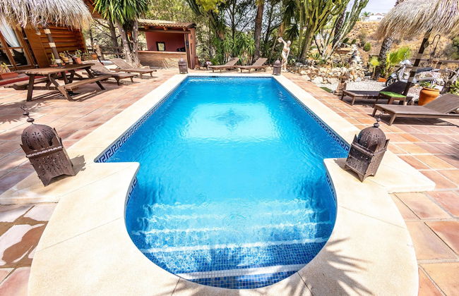 Luxurious Private Cabin Pool Hottub & Fireplace - Photo 20