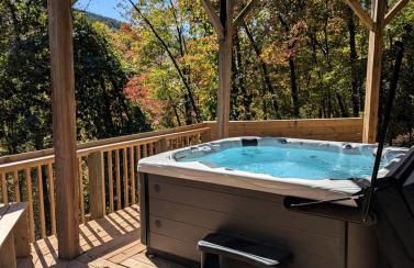 Stunning Mountain Cabin with Hot Tub and Game Room Near Asheville in Old Fort, NC - Foto 1