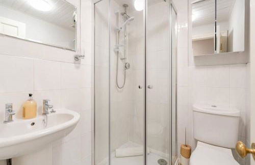 2-Bedroom Stylish & Gorgeous, Cosy Westgate Cottage Retreat, Central Winchester, Free On-Street Parking Permit, with Garden, Close to Cathedral - Sleeps 6, Pets are Welcome - by Blue Puffin Stays - Foto 36