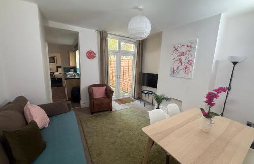 Central 2 bed flat with off street-parking - Foto 1