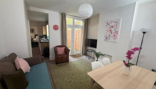 Central 2 bed flat with off street-parking - Foto 1
