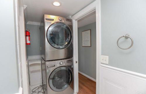 Sojourn Spacious Family Retreat with Fenced Backyard - Foto 20