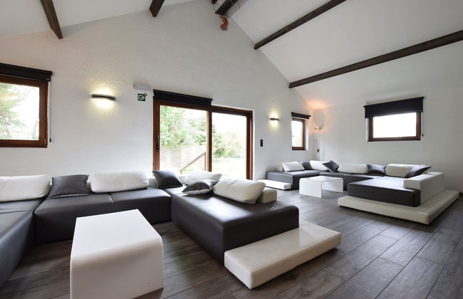 Luxury Villa With Pool - Photo 14