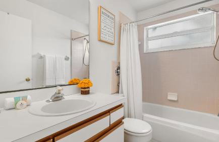 Upstay 3BR Family-Friendly Stylish Retreat w Patio - Foto 26