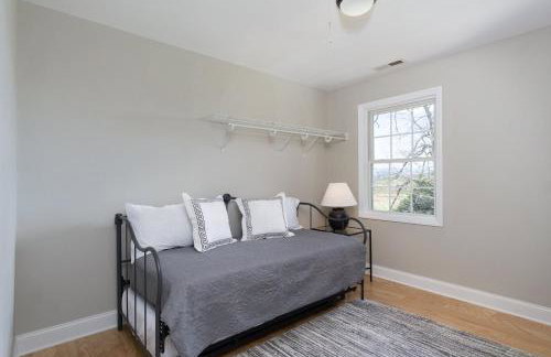 15 Minutes to Asheville! Spacious 7BR Luxury Home | Pool | Hot Tub | Game Room - Foto 39