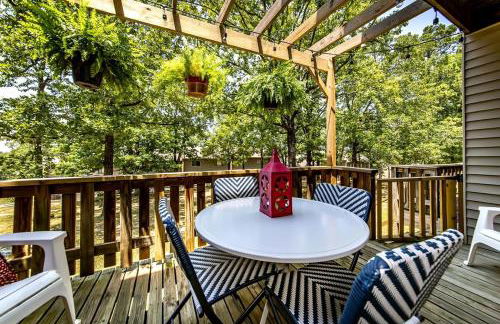 Fairfield Bay Gem with pool access and 4 Mi to Lake - Photo 1