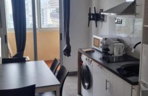 F2 ou F3 ,appartement climatisé neuf, magnifique vue sur mer et aéroport, proche tram et gare sncf 1 min,aéroport 3 minutes, 3 rooms, new AC apartment, magnificent sea and airport views, close to tram and SNCF train station 1 min, airport 3 min - Foto 8