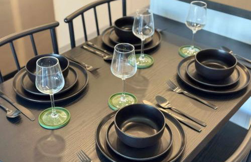 Upscale Escape 10 Min from Disneyland With Pool & Gym - Foto 7