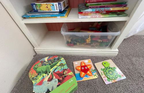 Sunlit Surf House 4BR Downtown Walk to beach - Foto 53