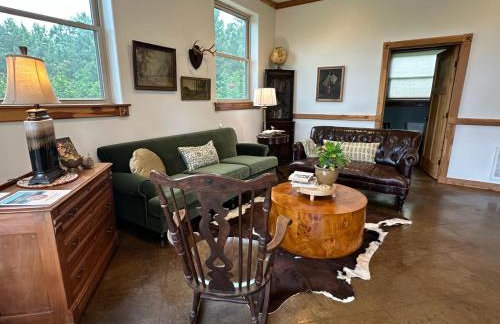 Whispering Pines Retreat, Secluded Cabin with Hot Tub & Pond - Foto 17