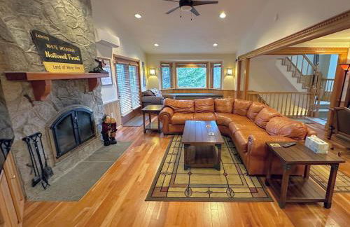 FC43 Renovated cozy spacious cottage with AC, air hockey, wifi close to ski trails! - Foto 2