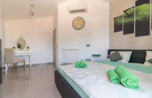 Superb villa Maxima with private pool, sauna, jacuzzi, playground for up to 18 persons, extra pool heating available - Foto 31